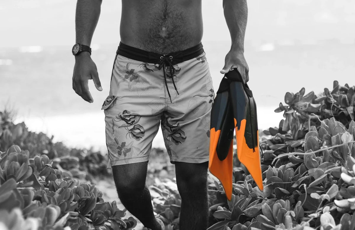 churchill-makapuu-pro-natural-gum-rubber-x8 FINSORANGE_BLACKLIFESTYLE.webp